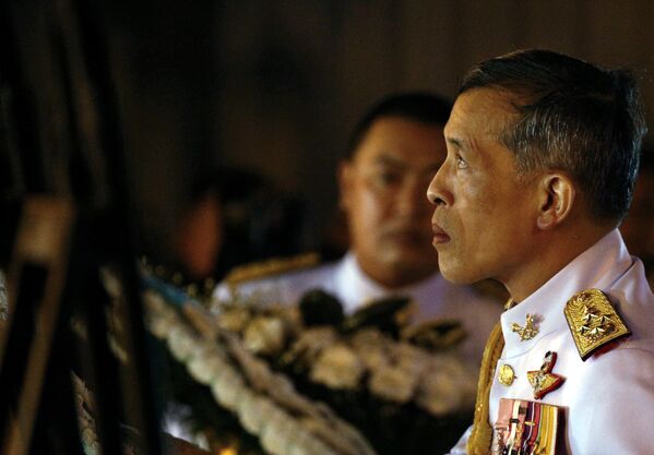 Принц Таиланда Маха Вачиралонгкорн во время траурных мероприятий в Бангкоке, Таиланд