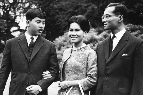 Король Таиланда Пхумипон Адульядет, королева Сирикит и наследный принц Маха Вачиралонгкорн во время своего визита в Великобританию