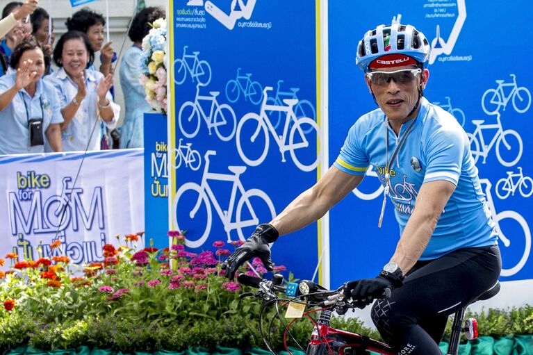 Принц Таиланда Маха Вачиралонгкорн на велосипеде в рамках Bike for Momв Бангкоке