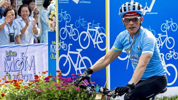 Принц Таиланда Маха Вачиралонгкорн на велосипеде в рамках Bike for Momв Бангкоке
