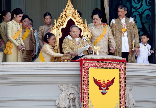 Королевская семья отмечает день рождения короля Таиланда Пхумипона Адульядета в Бангкоке