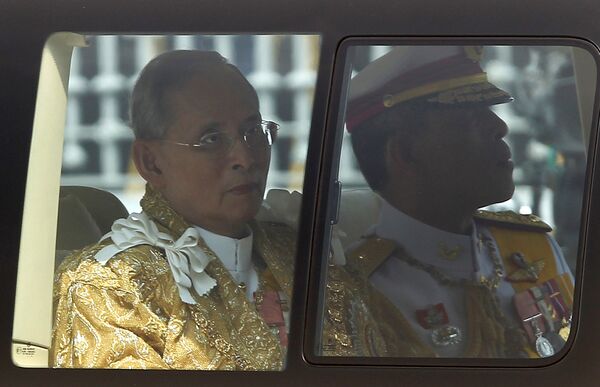 Король Таиланда Пхумипон Адульядет и наследный принц Маха Вачиралонгкорн в Бангкоке, Таиланд