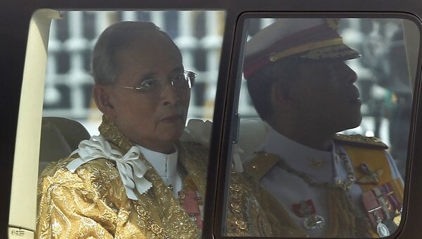 Король Таиланда Пхумипон Адульядет и наследный принц Маха Вачиралонгкорн в Бангкоке, Таиланд
