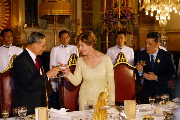 Король Таиланда Пхумипон Адульядет, первая леди США Лора Буш, наследный принц Маха Вачиралонгкорн во время государственного ужина в Большом дворце в Бангкоке, Таиланд