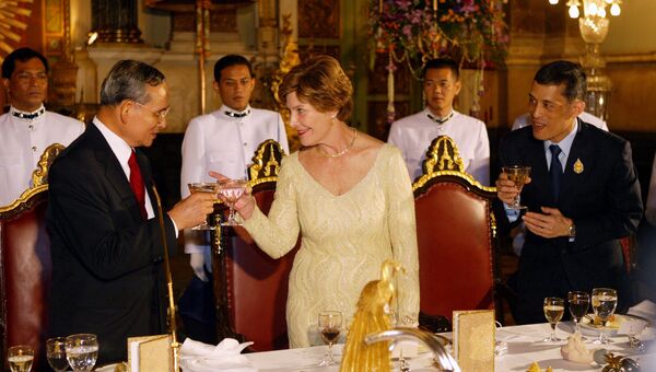 Король Таиланда Пхумипон Адульядет, первая леди США Лора Буш, наследный принц Маха Вачиралонгкорн во время государственного ужина в Большом дворце в Бангкоке, Таиланд