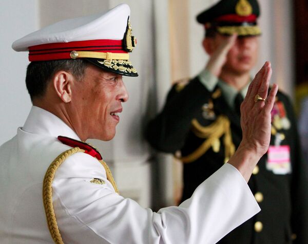 Принц Таиланда Маха Вачиралонгкорн во время годовщины коронации Пхумипона Адульядета в Бангкоке, Таиланд
