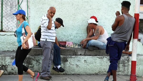 Мужчины играют в шахматы на улице в исторической части Гаваны