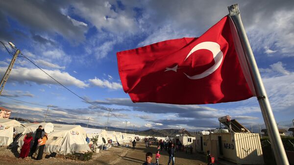 Турецкий флаг в лагере сирийских беженцев на юго-востоке Турции. Архивное фото
