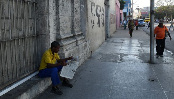 Жители на улице в исторической части Гаваны