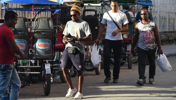Жители на улице в исторической части Гаваны