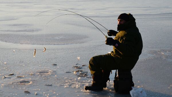 Рыбак-любитель в бухте Мелководная острова Русский во Владивостоке