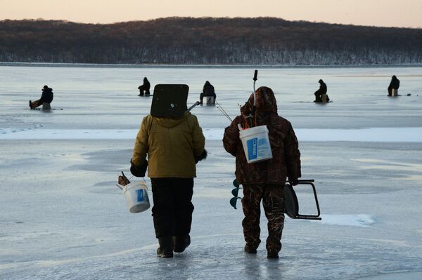 Рыбаки-любители в бухте Мелководная острова Русский во Владивостоке