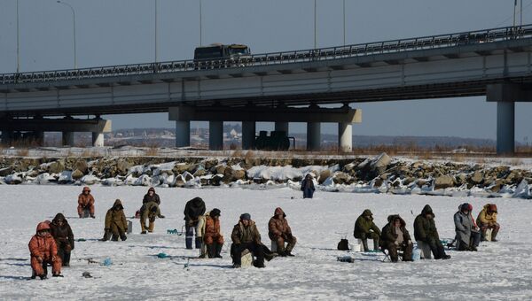 Рыбаки-любители в Амурском заливе во Владивостоке