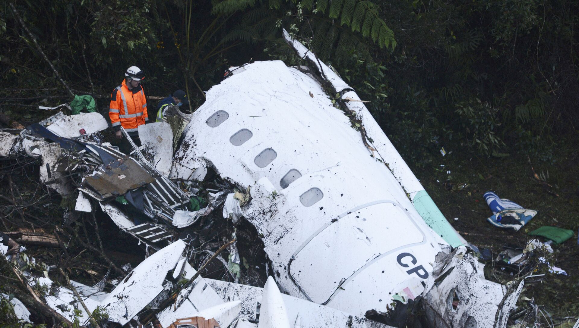 Спасатели на месте крушения самолета, разбившегося у аэропорта Jose Maria Cordova в Колумбии. Архивное фото - РИА Новости, 1920, 27.12.2016