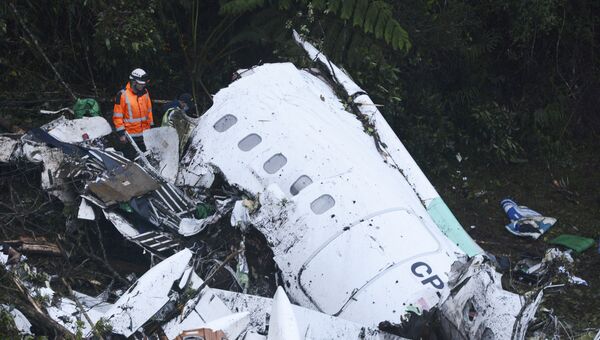 Спасатели на месте крушения самолета, потерпевшего крушение у аэропорта Jose Maria Cordova в Колумбии. 29 ноября 2016