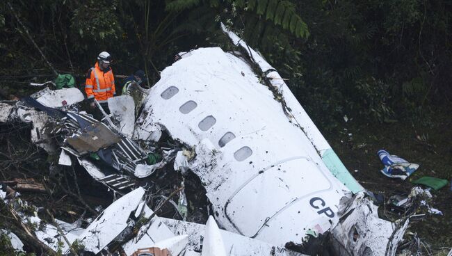 Спасатели на месте крушения самолета, разбившегося у аэропорта Jose Maria Cordova в Колумбии. 29 ноября 2016. Архивное фото