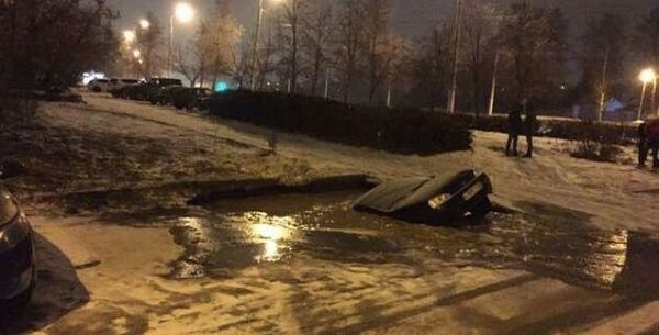 Припаркованный автомобиль провалился в яму в Уфе