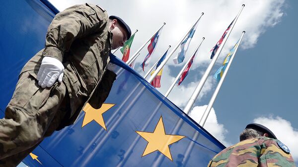 Солдаты отряда Еврокорпуса c флагом ЕС