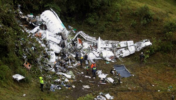 Спасатели на месте крушения самолета, празбившегося у аэропорта Jose Maria Cordova в Колумбии