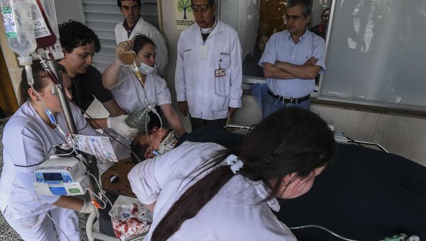Врачи оказывают помощь бразильскому футболисту Элиу Нету, выжившему в авиакатастрофе в Колумбии