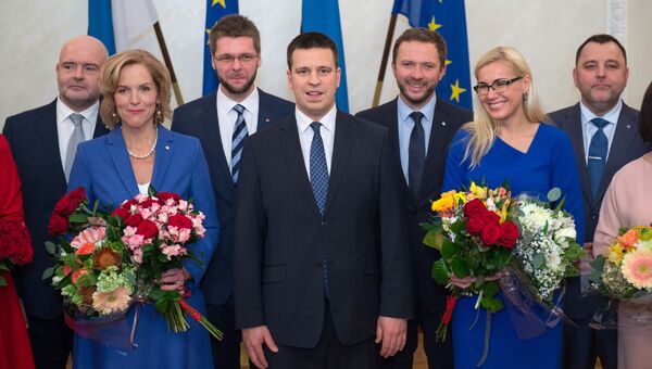 Новый премьер-министр Эстонии Юри Ратас с членами правительства во время сессии парламента в Таллине