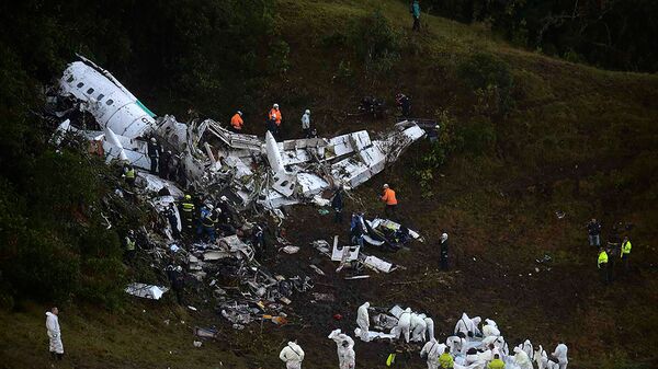 Спасатели на месте крушения самолета, разбившегося у аэропорта Jose Maria Cordova в Колумбии. 29 ноября 2016