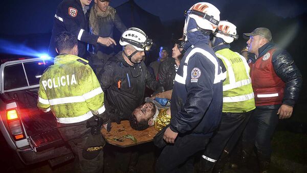 Спасатели выносят выживших с места крушения самолета, разбившегося у аэропорта Jose Maria Cordova в Колумбии