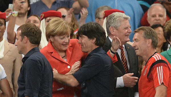 Канцлер Германии Ангела Меркель (в центре) и президент Германии Йоахим Гаук (второй справа)