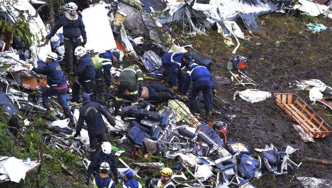 Спасатели на месте крушения самолета, разбившегося у аэропорта Jose Maria Cordova в Колумбии. Архивное фото