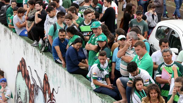 Болельщики футбольной команды Шапекоэнсе перед стадионом в бразильском городе Шапеко