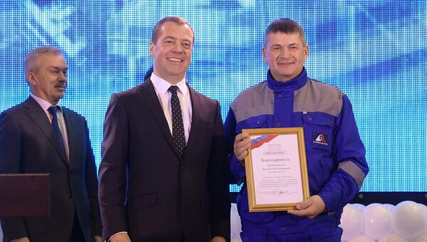 Дмитрий Медведев во время вручения правительственных наград работникам Стойленского горно-обогатительного комбината в городе Старый Оскол. 29 ноября 2016