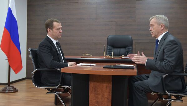 Председатель правительства РФ Дмитрий Медведев и губернатор Белгородской области Евгений Савченко во время встречи в городе Старый Оскол. 29 ноября 2016