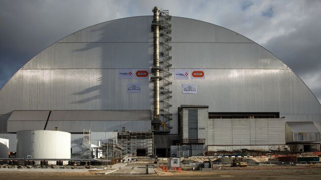 Новое укрытие над четвертым энергоблоком Чернобыльской АЭС. Архивное фото
