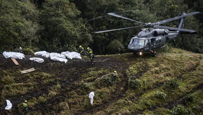 Спасатели на месте крушения самолета, разбившегося у аэропорта Jose Maria Cordova в Колумбии