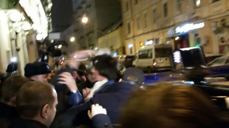 Полиция перевозит французского музыканта Дидье Маруани и его юриста Игоря Трунова в ОВД Басманное Полиция перевозит французского музыканта Дидье Маруани и его юриста Игоря Трунова в ОВД Басманное