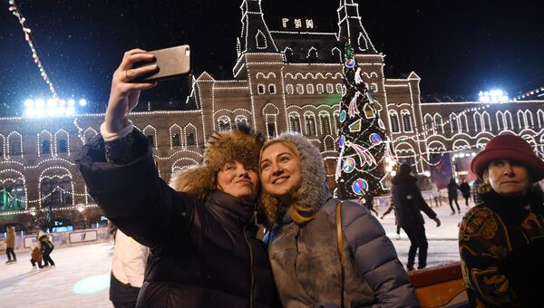 Посетители на открытии 11-ого сезона ГУМ-Катка на Красной площади в Москве