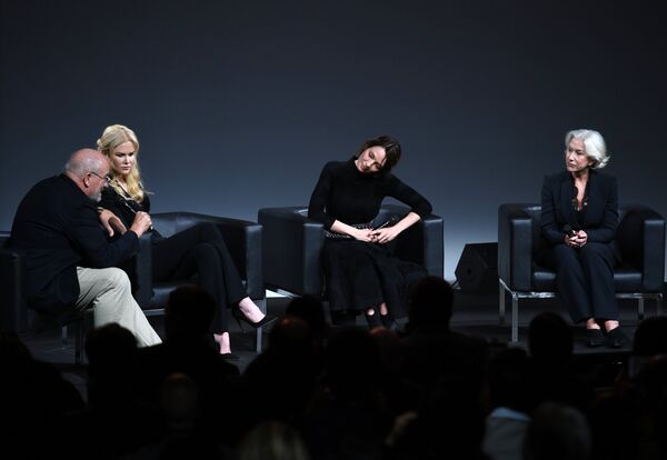 Немецкий фэшн-фотограф Петер Линдбер, американские актрисы Николь Кидман и Ума Турман и британская актриса Хелен Миррен на презентации календаря Pirelli 2017