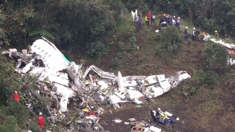Спасатели работают на месте крушения самолета в Колумбии Спасатели работают на месте крушения самолета в Колумбии