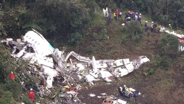 Спасатели работают на месте крушения самолета в Колумбии