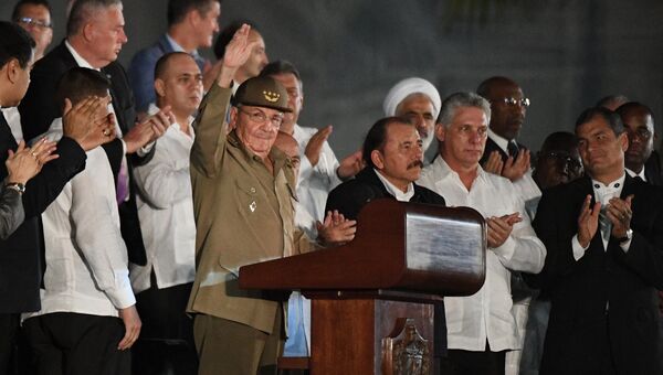 Председатель Государственного Совета Кубы Рауль Кастро (в центре слева) во время митинга в память об ушедшем из жизни лидером кубинской революции Фиделе Кастро на площади Революции в Гаване