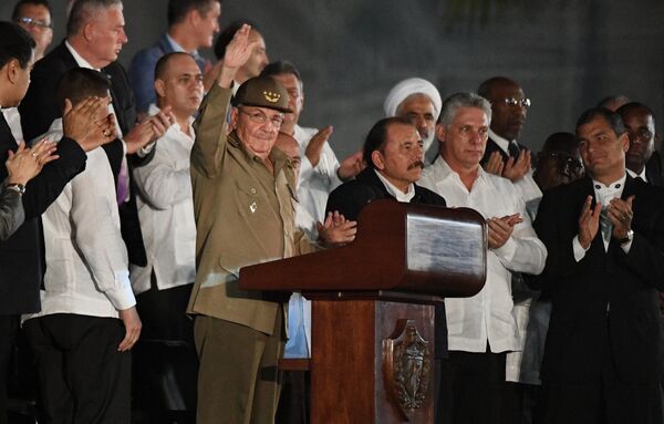 Председатель Государственного Совета Кубы Рауль Кастро (в центре слева) во время митинга в память об ушедшем из жизни лидером кубинской революции Фиделе Кастро на площади Революции в Гаване