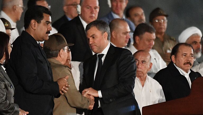 Участник российской делегации спикер Госдумы Вячеслав Володин и и председатель Государственного Совета Кубы Рауль Кастро (в центре справа налево) во время митинга в память об ушедшем из жизни лидером кубинской революции Фиделе Кастро на площади Революции в Гаване