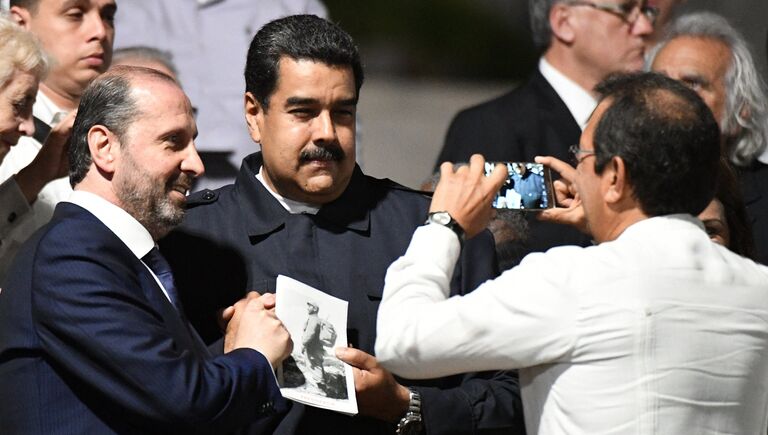 Президент Венесуэлы Николас Мадуро (в центре) во время митинга в память об ушедшем из жизни лидером кубинской революции Фиделе Кастро на площади Революции в Гаване