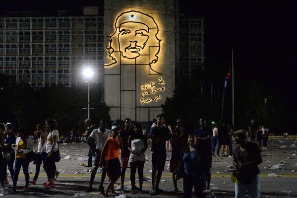 Кубинцы после митинга в память об ушедшем из жизни лидером кубинской революции Фиделе Кастро на площади Революции в Гаване
