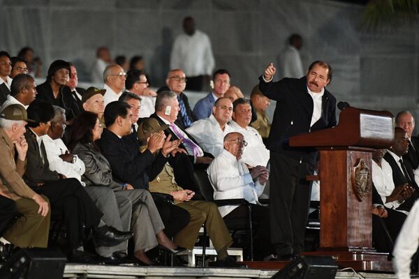 Президент Никарагуа Даниэль Ортега выступает во время митинга в память об ушедшем из жизни лидером кубинской революции Фиделе Кастро на площади Революции в Гаване