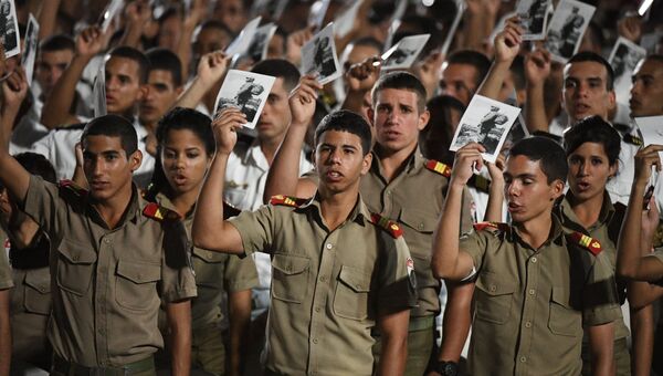 Кубинцы во время митинга в память об ушедшем из жизни лидером кубинской революции Фиделе Кастро на площади Революции в Гаване