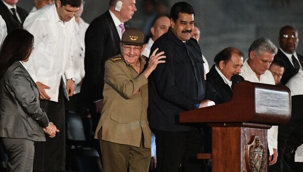 Президент Венесуэлы Николас Мадуро и председатель Государственного Совета Кубы Рауль Кастро (в центре справа налево) во время митинга в память об ушедшем из жизни лидером кубинской революции Фиделе Кастро на площади Революции в Гаване