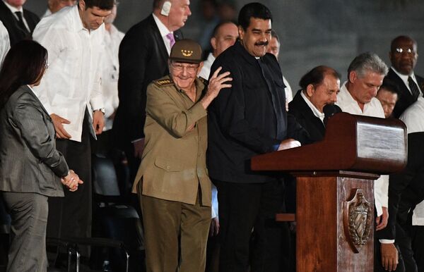 Президент Венесуэлы Николас Мадуро и председатель Государственного Совета Кубы Рауль Кастро (в центре справа налево) во время митинга в память об ушедшем из жизни лидером кубинской революции Фиделе Кастро на площади Революции в Гаване