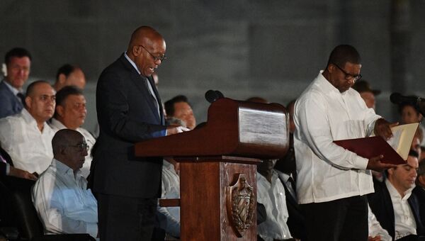 Президент Южно-Африканской Республики (ЮАР) Джейкоб Зума выступает во время митинга в память об ушедшем из жизни лидером кубинской революции Фиделе Кастро на площади Революции в Гаване