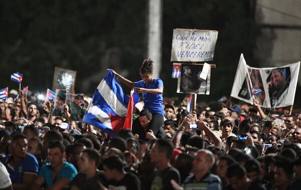 Кубинцы во время митинга в память об ушедшем из жизни лидером кубинской революции Фиделе Кастро на площади Революции в Гаване
